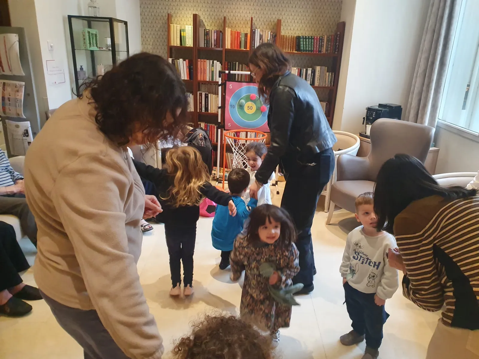 Rencontre intergénérationnelle avec les Petits Matelots,  une matinée pleine de joie à la résidence