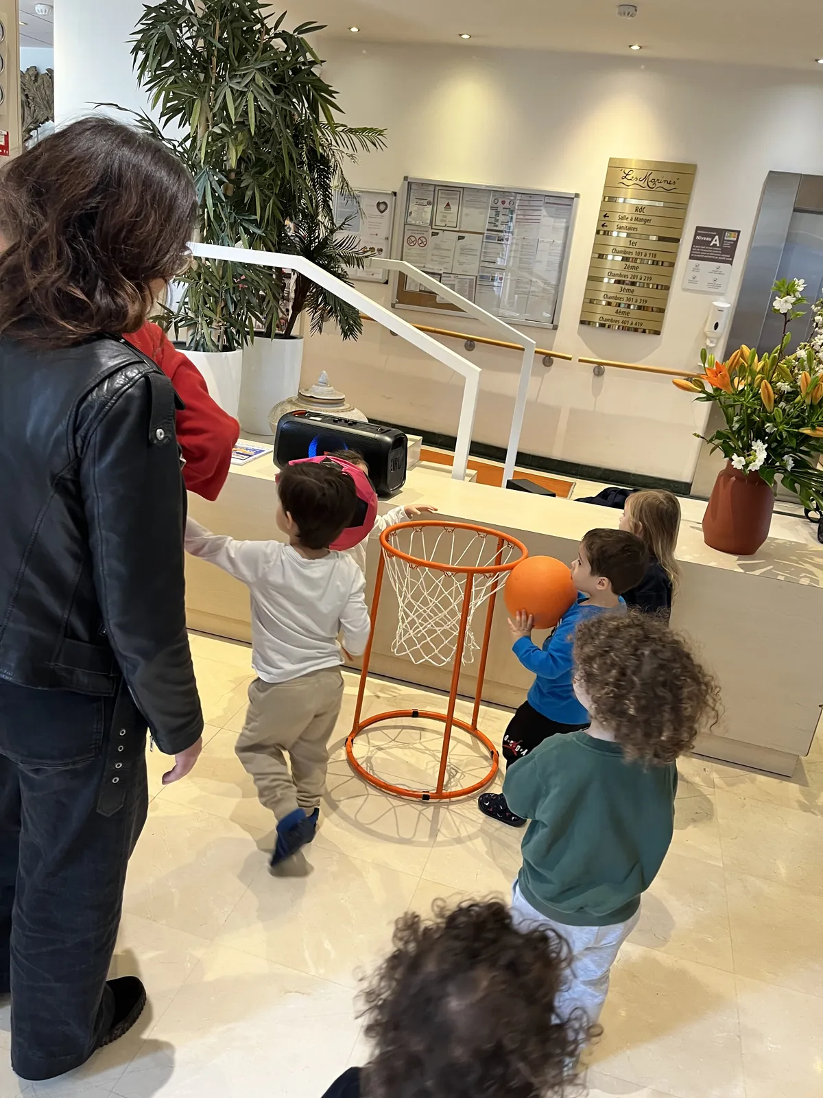 Rencontre intergénérationnelle avec les Petits Matelots,  une matinée pleine de joie à la résidence
