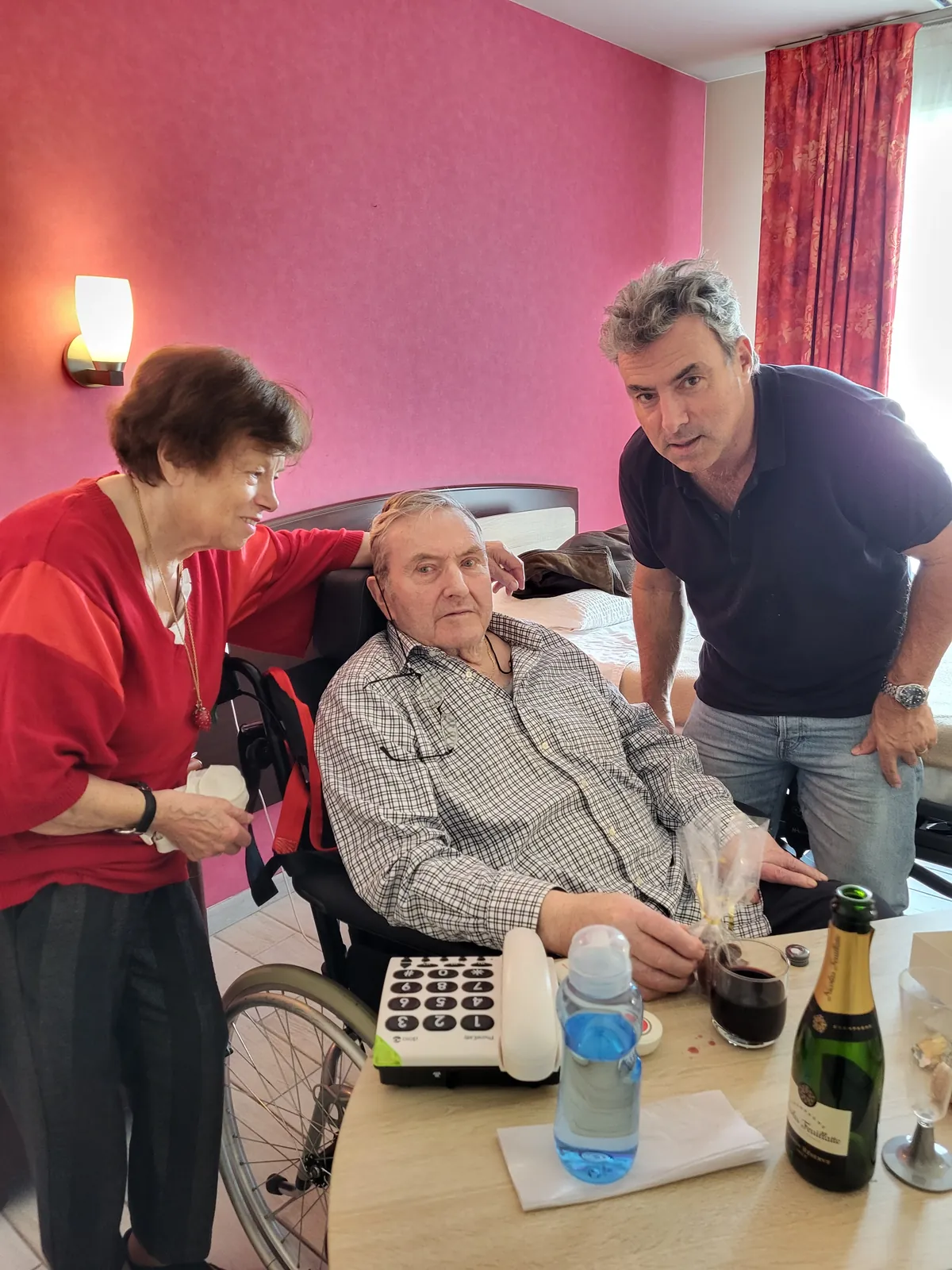 Distribution des chocolats de Pâques a la résidence les adrets 