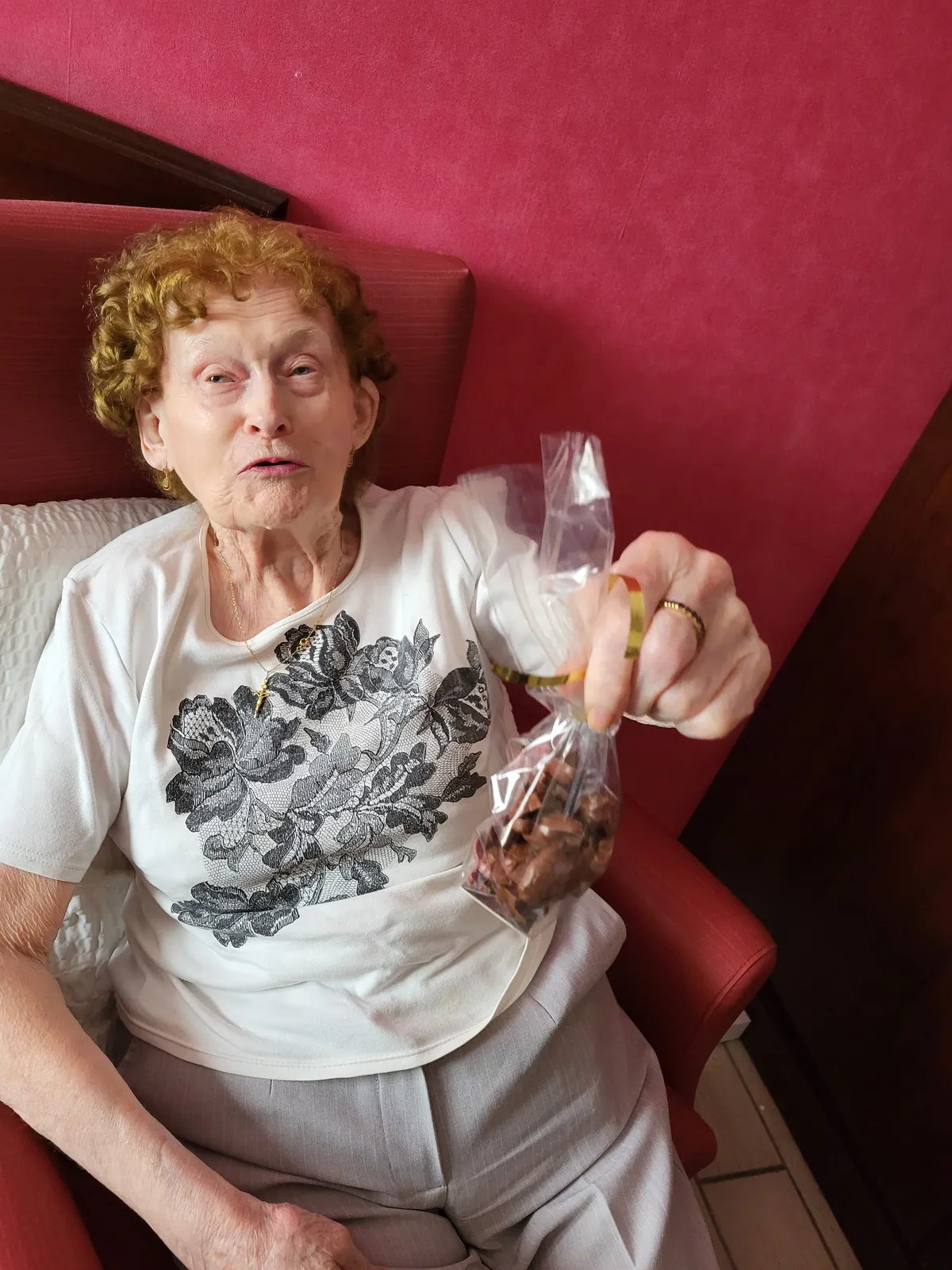 Distribution des chocolats de Pâques a la résidence les adrets 