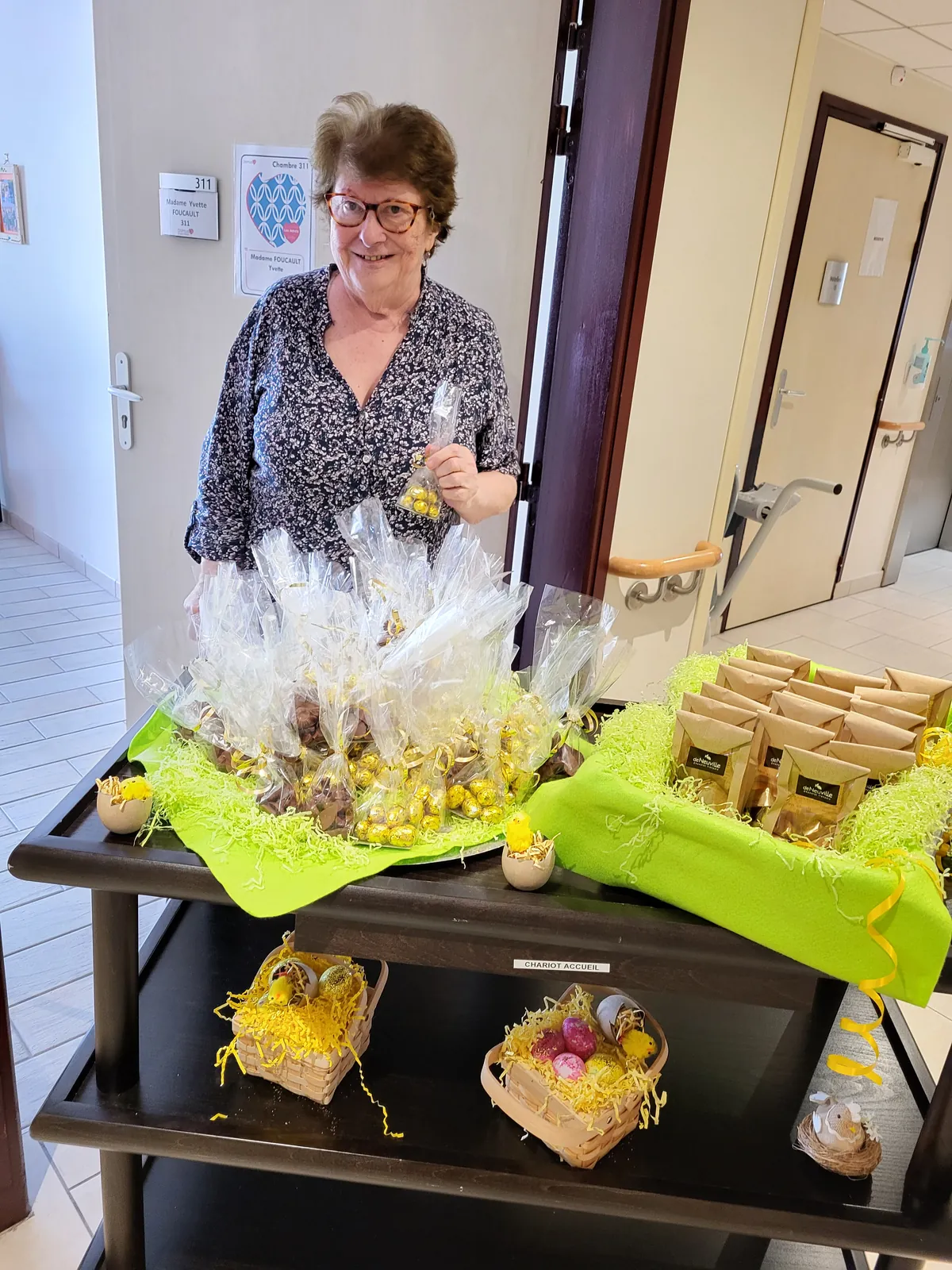Distribution des chocolats de Pâques a la résidence les adrets 