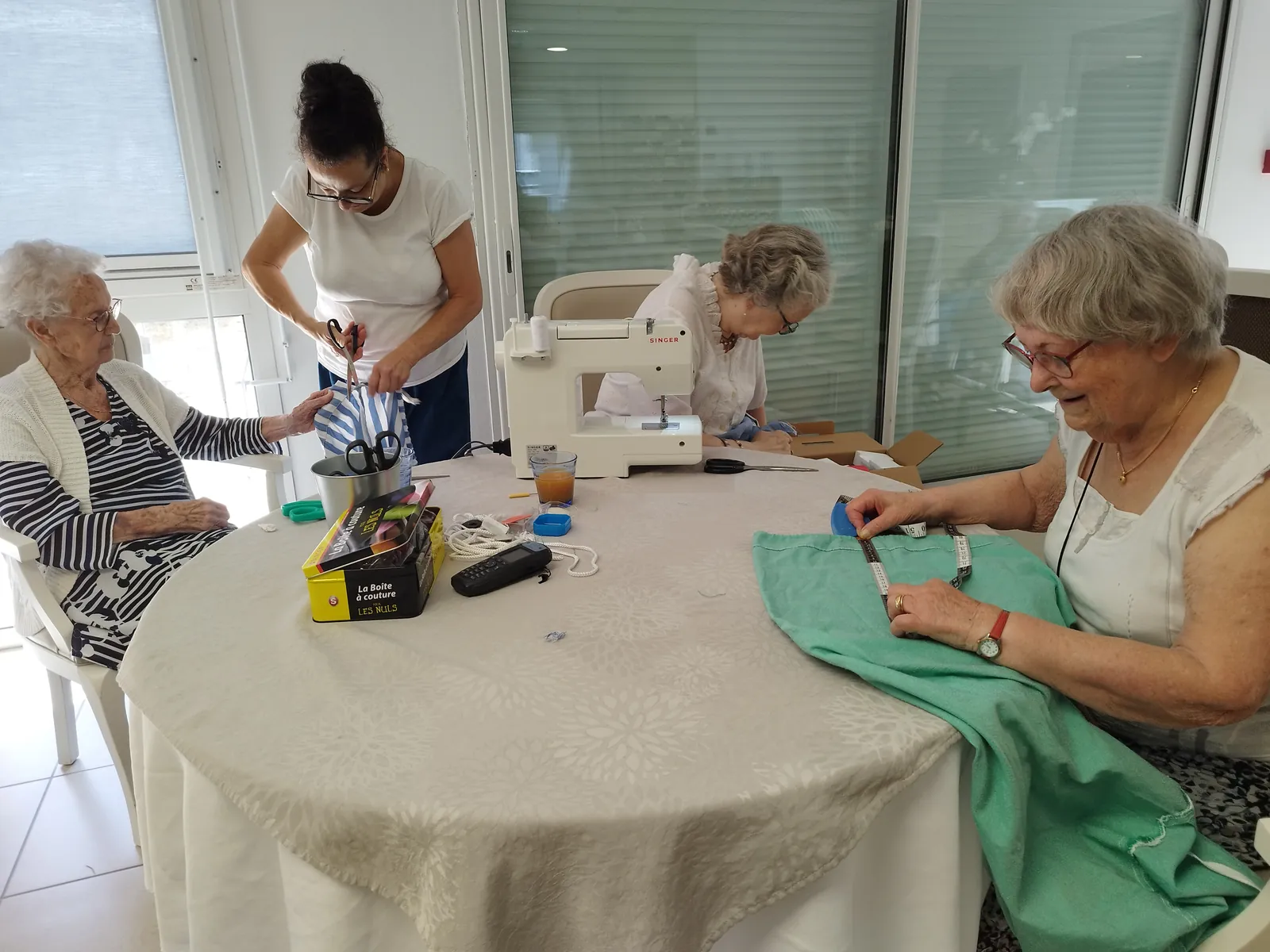 L’atelier couture : des mains habiles 