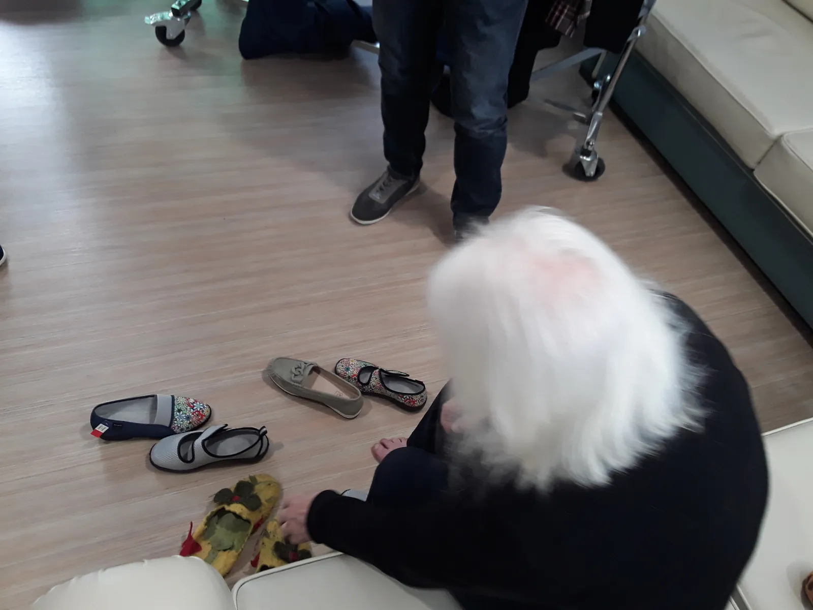 Exposition de vêtements et de chaussures 