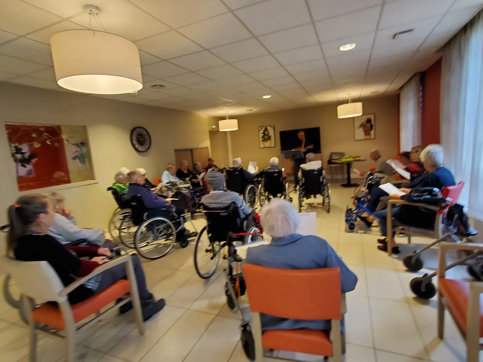 La Chorale de Jacques : Un Moment Magique de Chaleur et de Souvenirs pour les Résidents