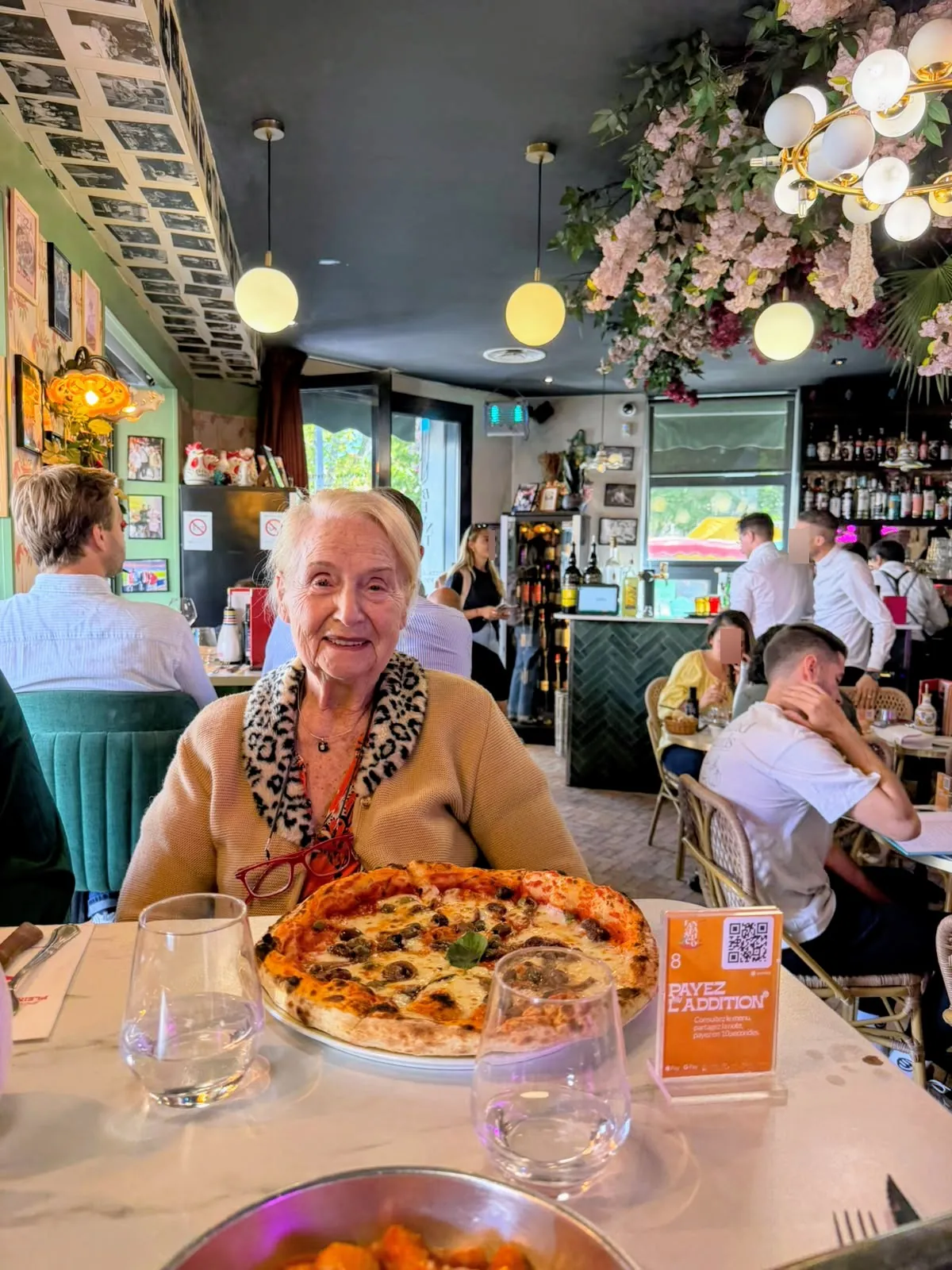 Un moment convivial au restaurant !