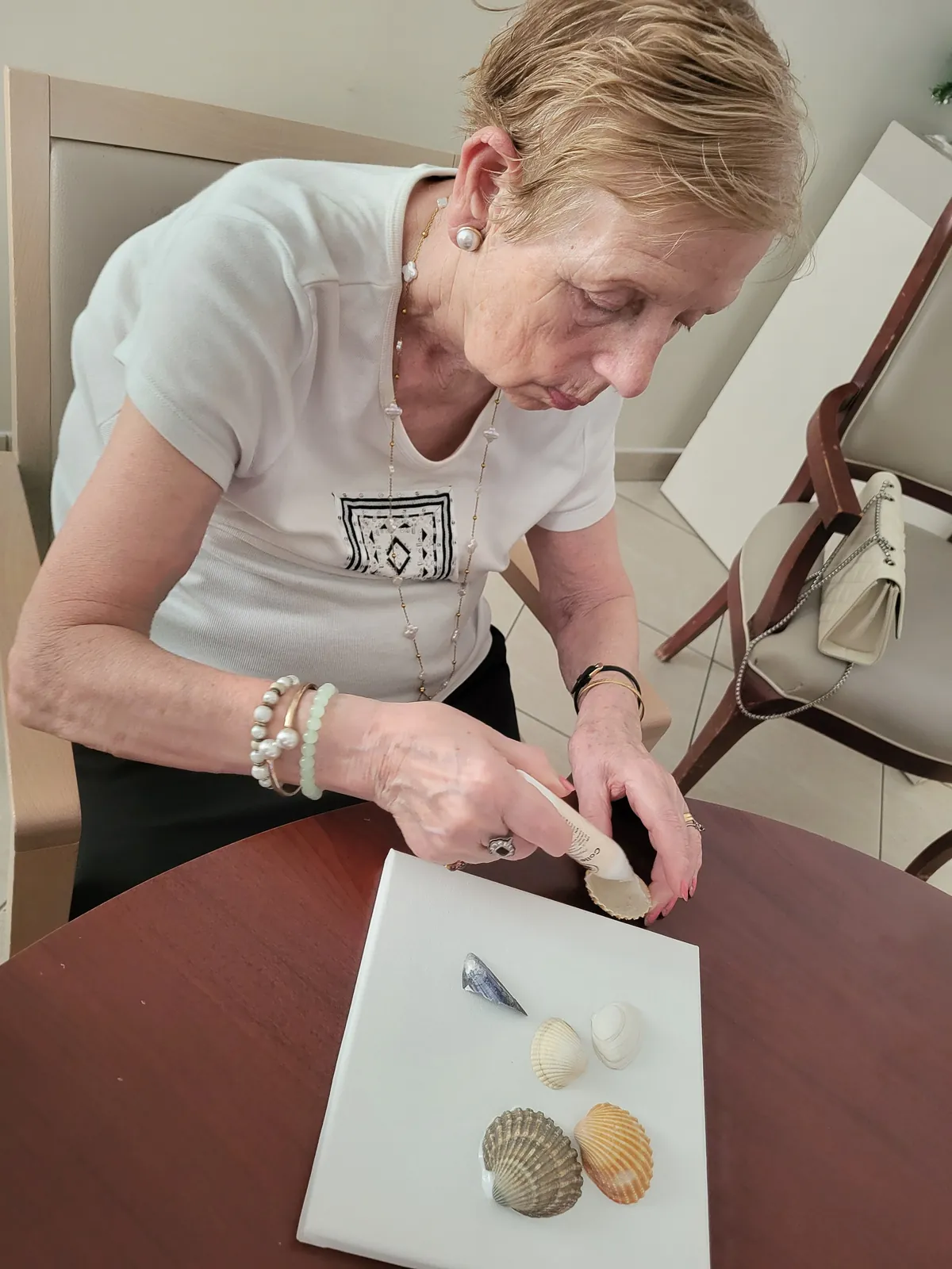 Les coquillages de Houlgate se transforment en tableaux Aux Adrets 