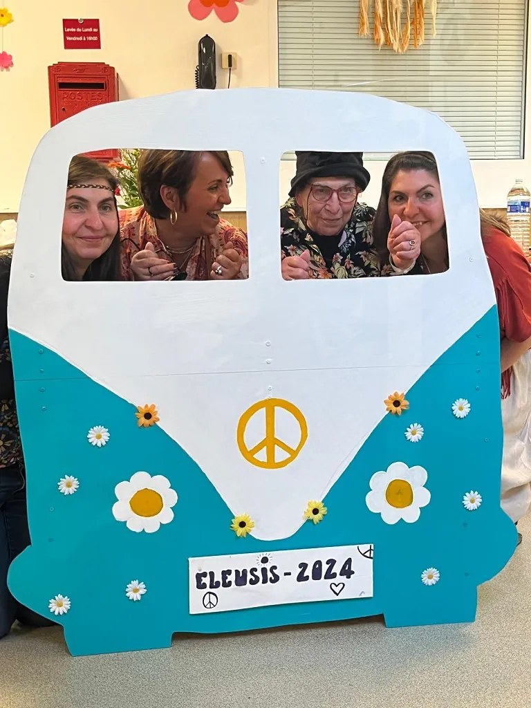 GRANDE FÊTE HIPPIE A LA RESIDENCE ELEUSIS DE POISSY