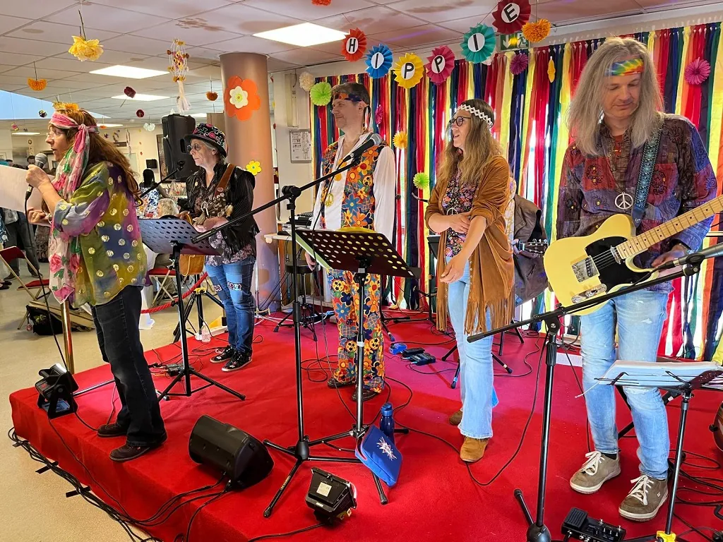 GRANDE FÊTE HIPPIE A LA RESIDENCE ELEUSIS DE POISSY