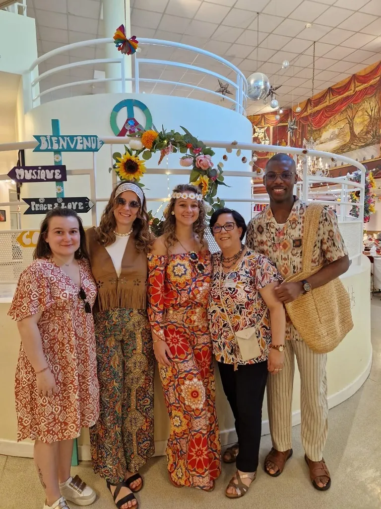 GRANDE FÊTE HIPPIE A LA RESIDENCE ELEUSIS DE POISSY