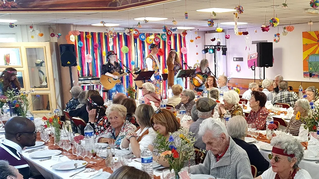 GRANDE FÊTE HIPPIE A LA RESIDENCE ELEUSIS DE POISSY