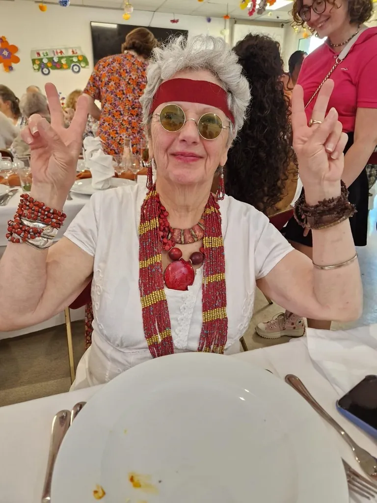 GRANDE FÊTE HIPPIE A LA RESIDENCE ELEUSIS DE POISSY