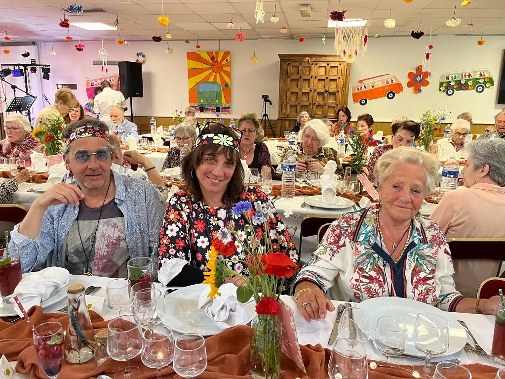 GRANDE FÊTE HIPPIE A LA RESIDENCE ELEUSIS DE POISSY