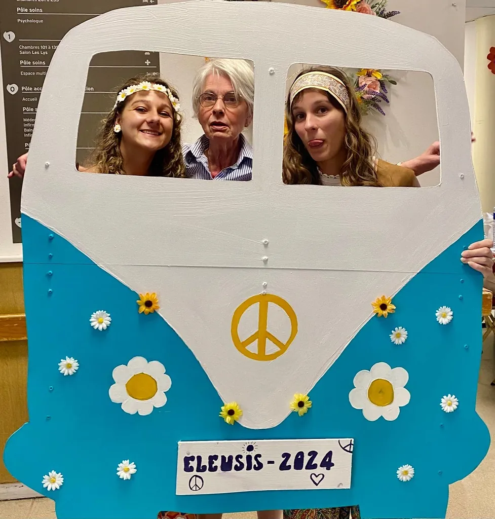 GRANDE FÊTE HIPPIE A LA RESIDENCE ELEUSIS DE POISSY