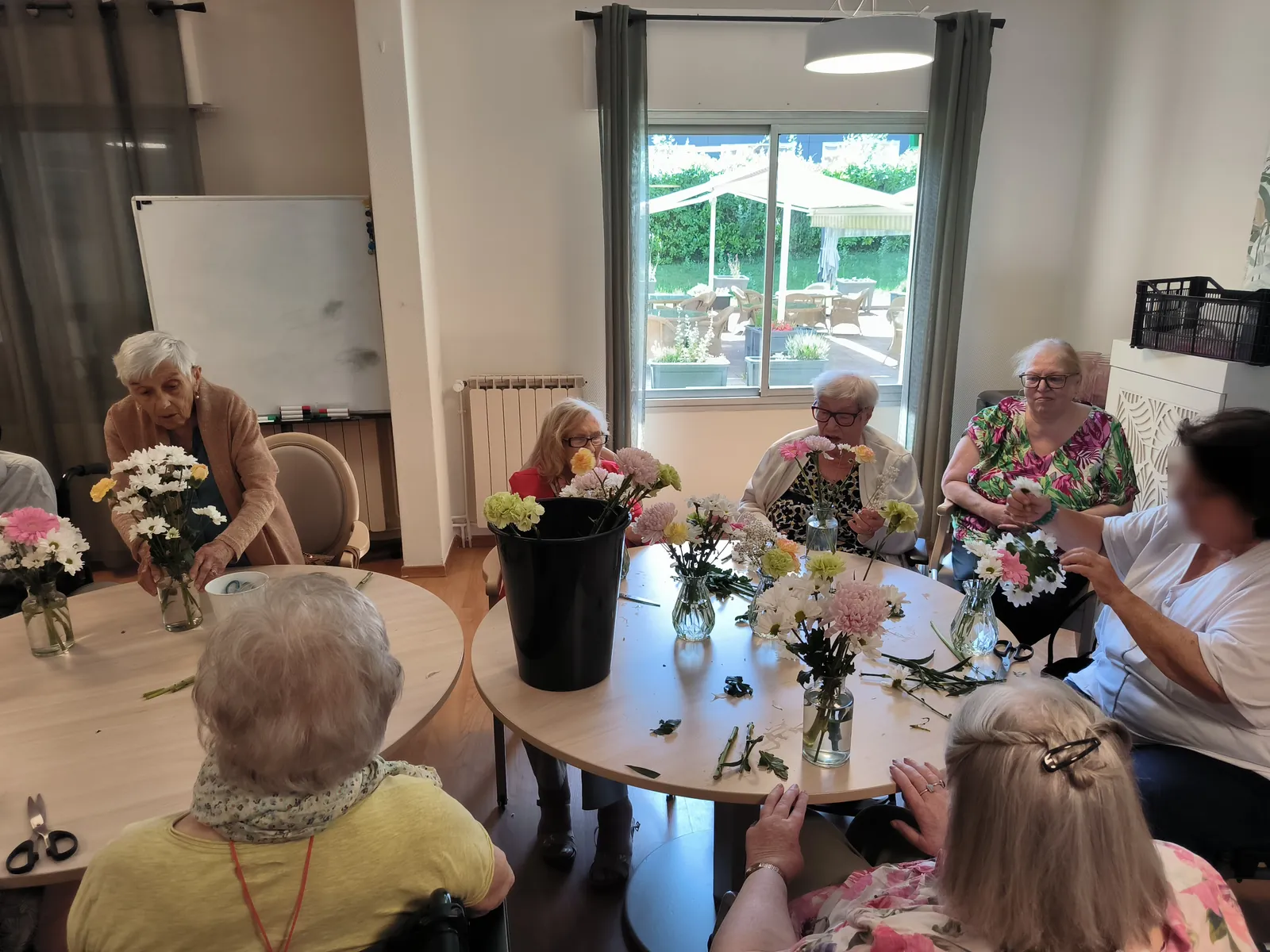 Des bouquets fleuris pour embellir le restaurant