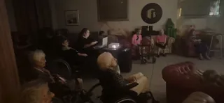 SÉANCE DE CINÉMA À LA RÉSIDENCE