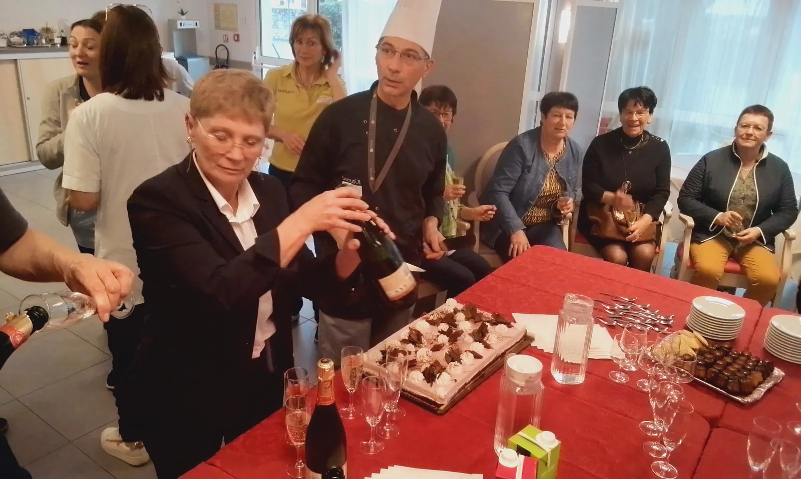 Goûter gourmand : les résidents, les familles et les partenaires réunis