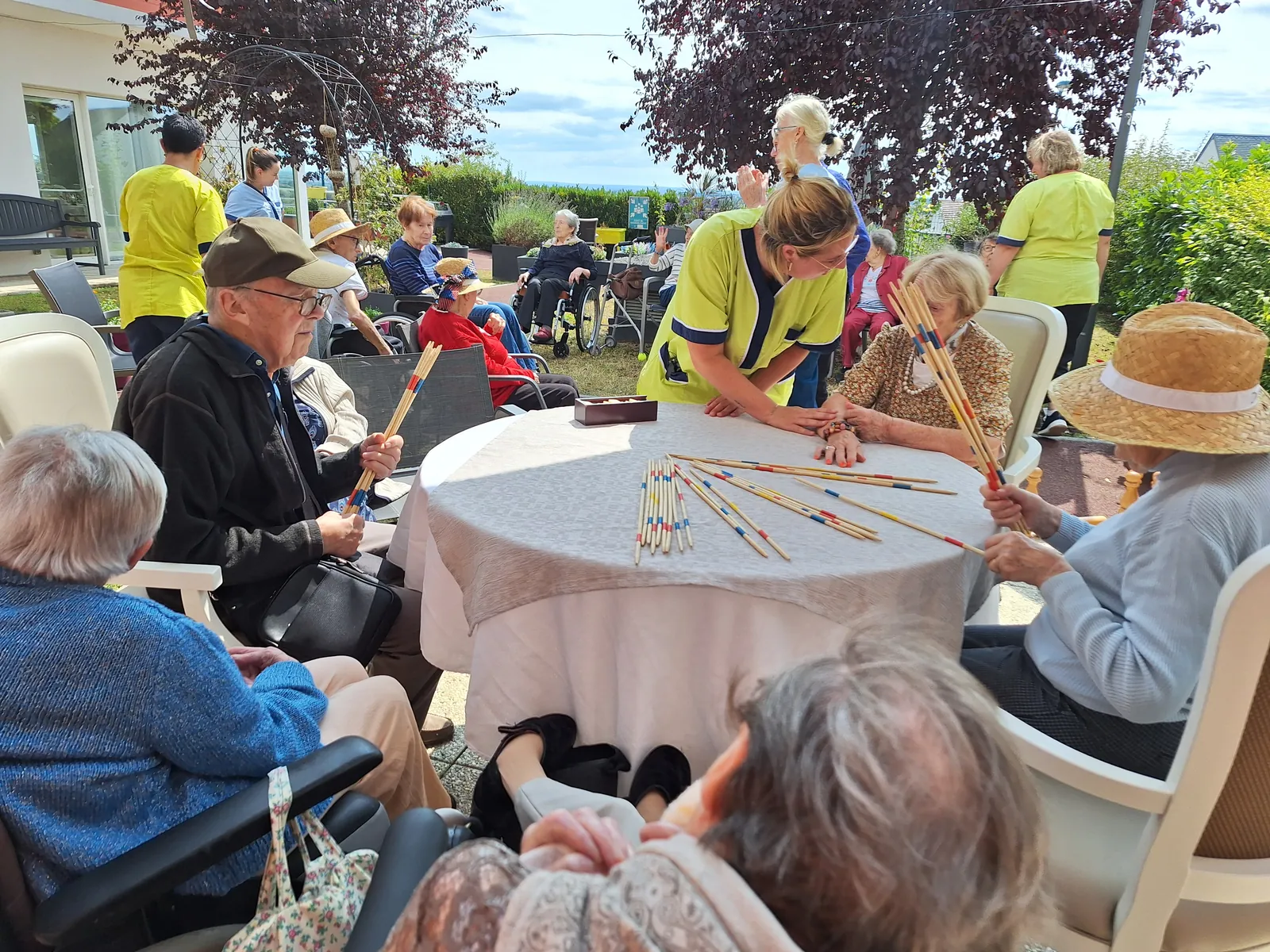 Jeux Extérieurs sous le Soleil : Mikado Géant, Lancer de Palets et Plus Encore