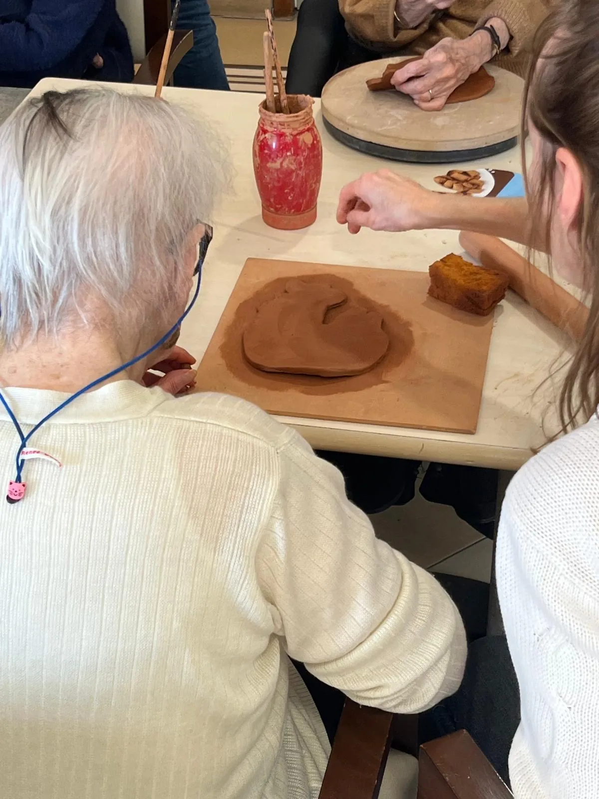 Un atelier poterie plein de douceur à l'EHPAD Les jardins de Thiais