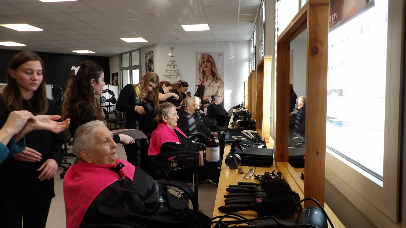 Miss Grand-Mère en fête : Un Concours de Mise en Beauté !