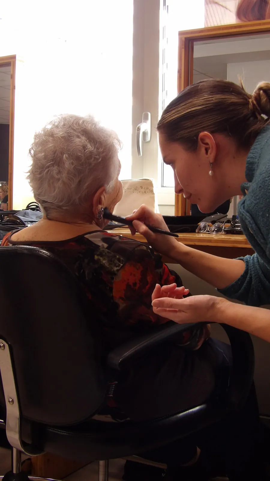 Miss Grand-Mère en fête : Un Concours de Mise en Beauté !