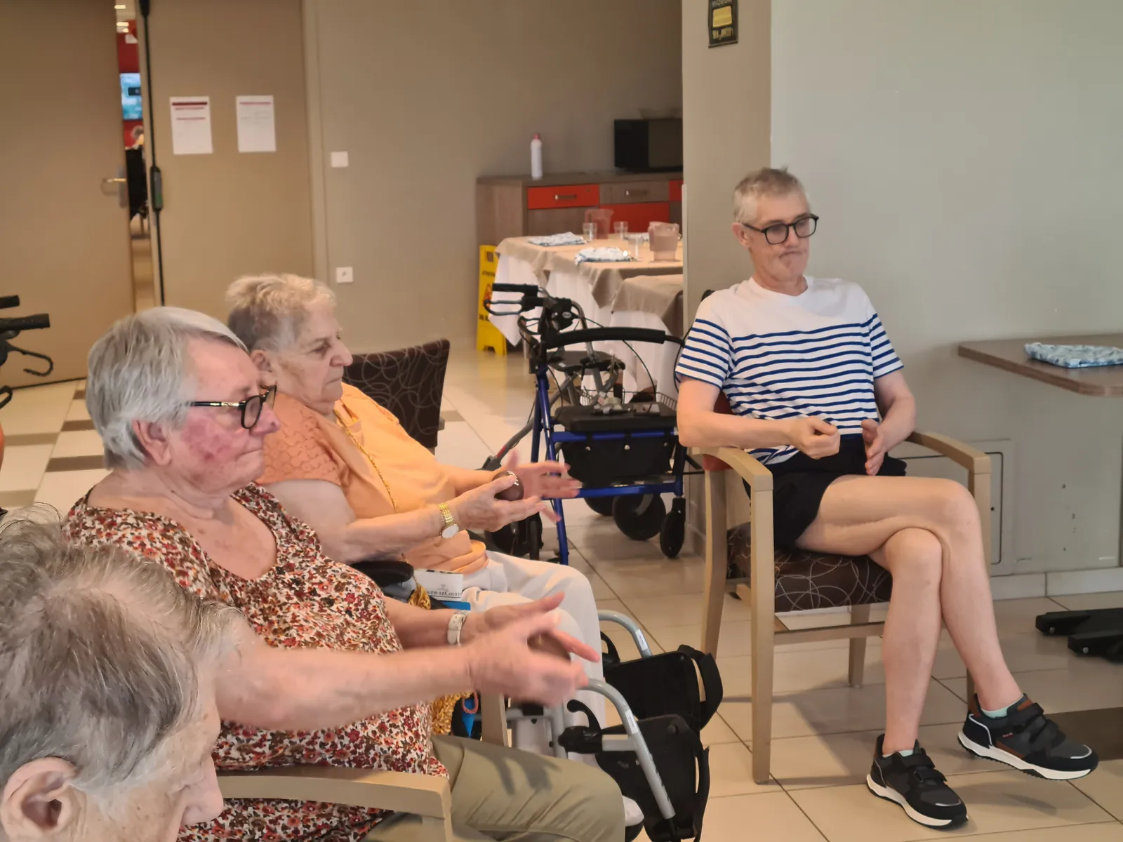 Le retour d’Alexandre pour une séance de gym appréciée des résidents