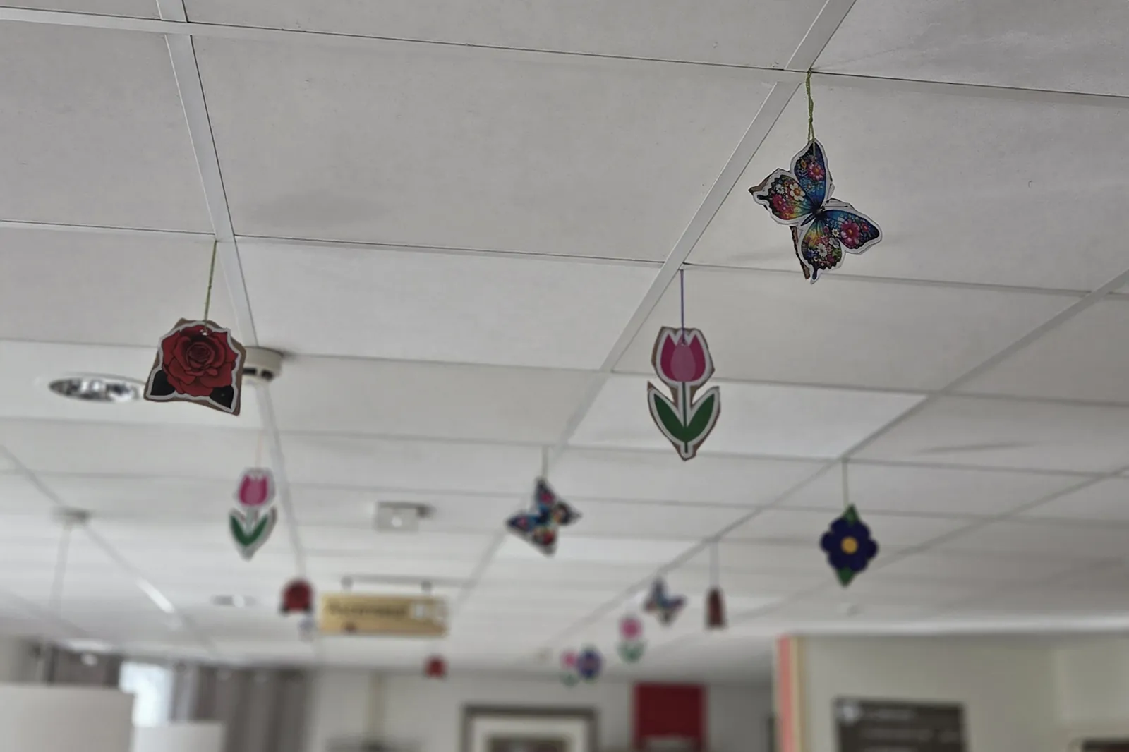 Bienvenue au printemps : atelier décorations avec les résidents