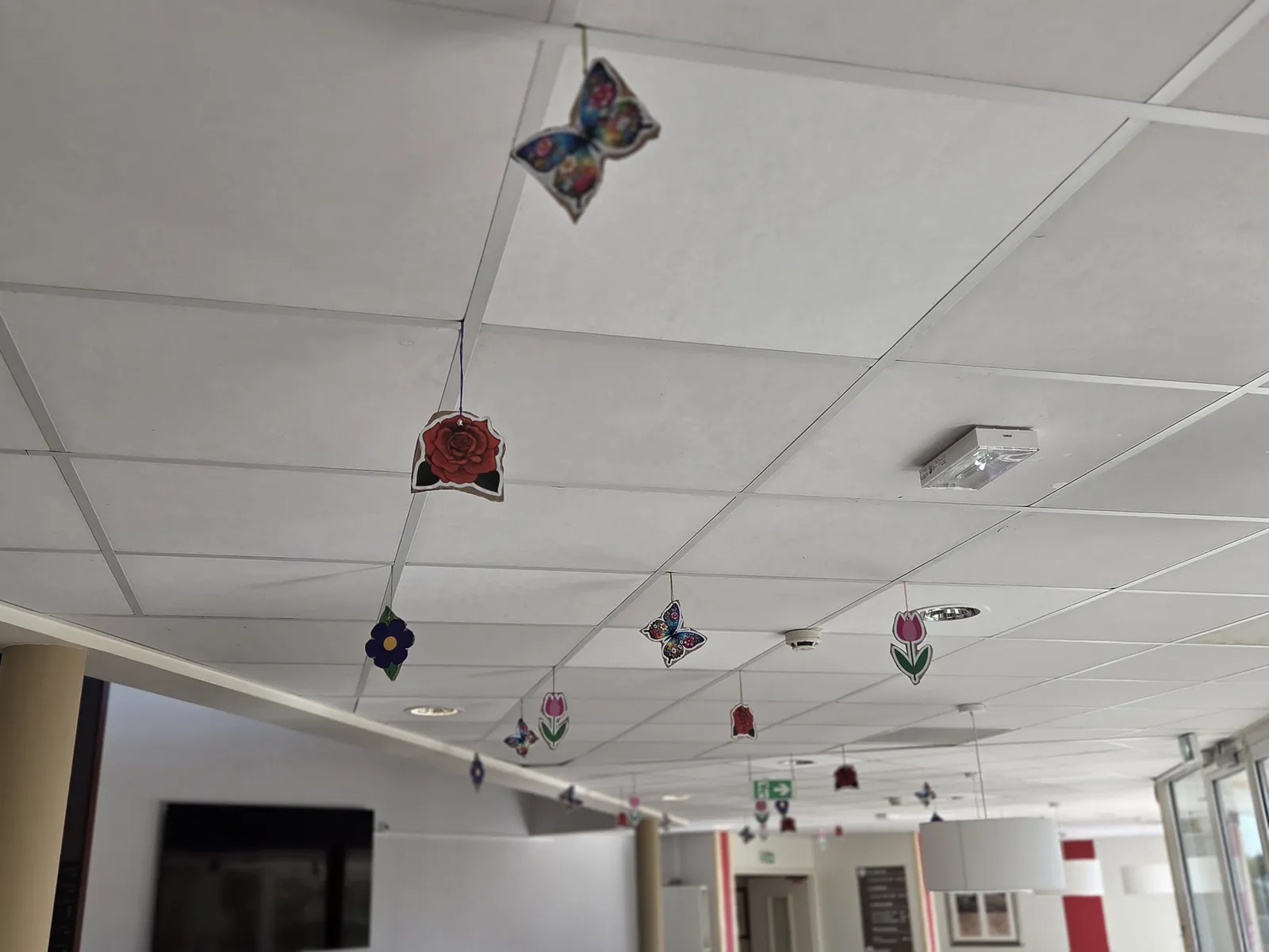 Bienvenue au printemps : atelier décorations avec les résidents