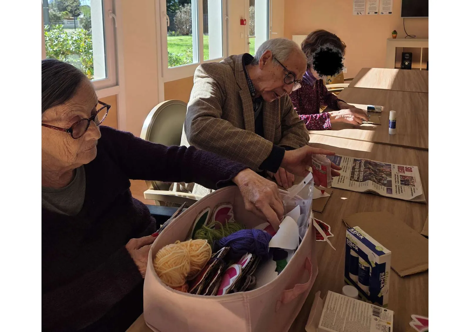 Bienvenue au printemps : atelier décorations avec les résidents