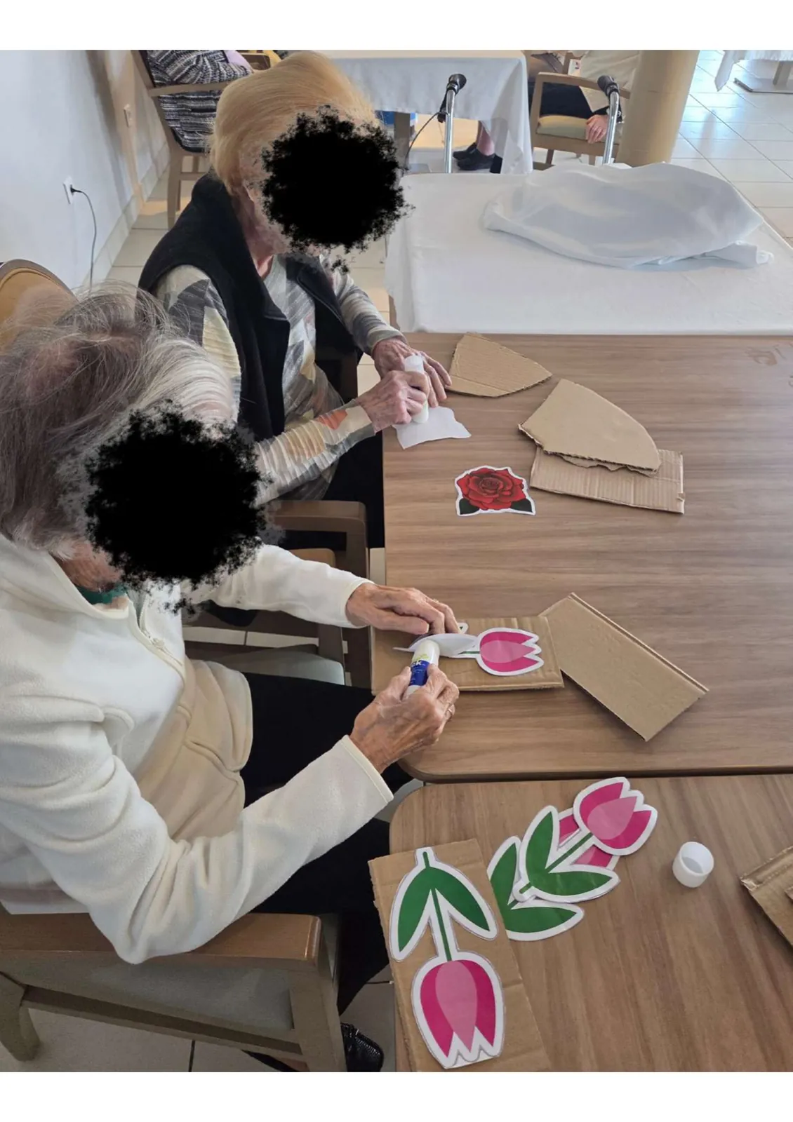 Bienvenue au printemps : atelier décorations avec les résidents
