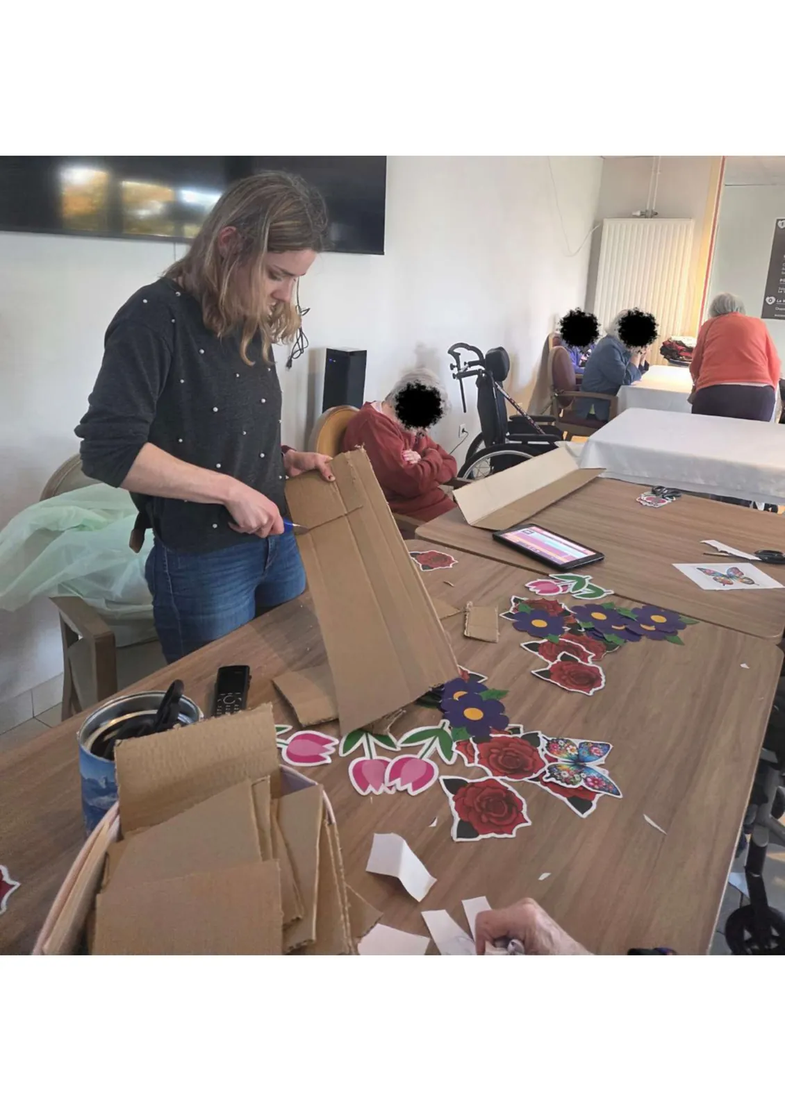 Bienvenue au printemps : atelier décorations avec les résidents