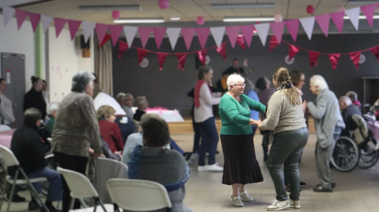La Résidence Les Jardins de Loulay se mobilise : quand la solidarité fait danser toutes les générations.