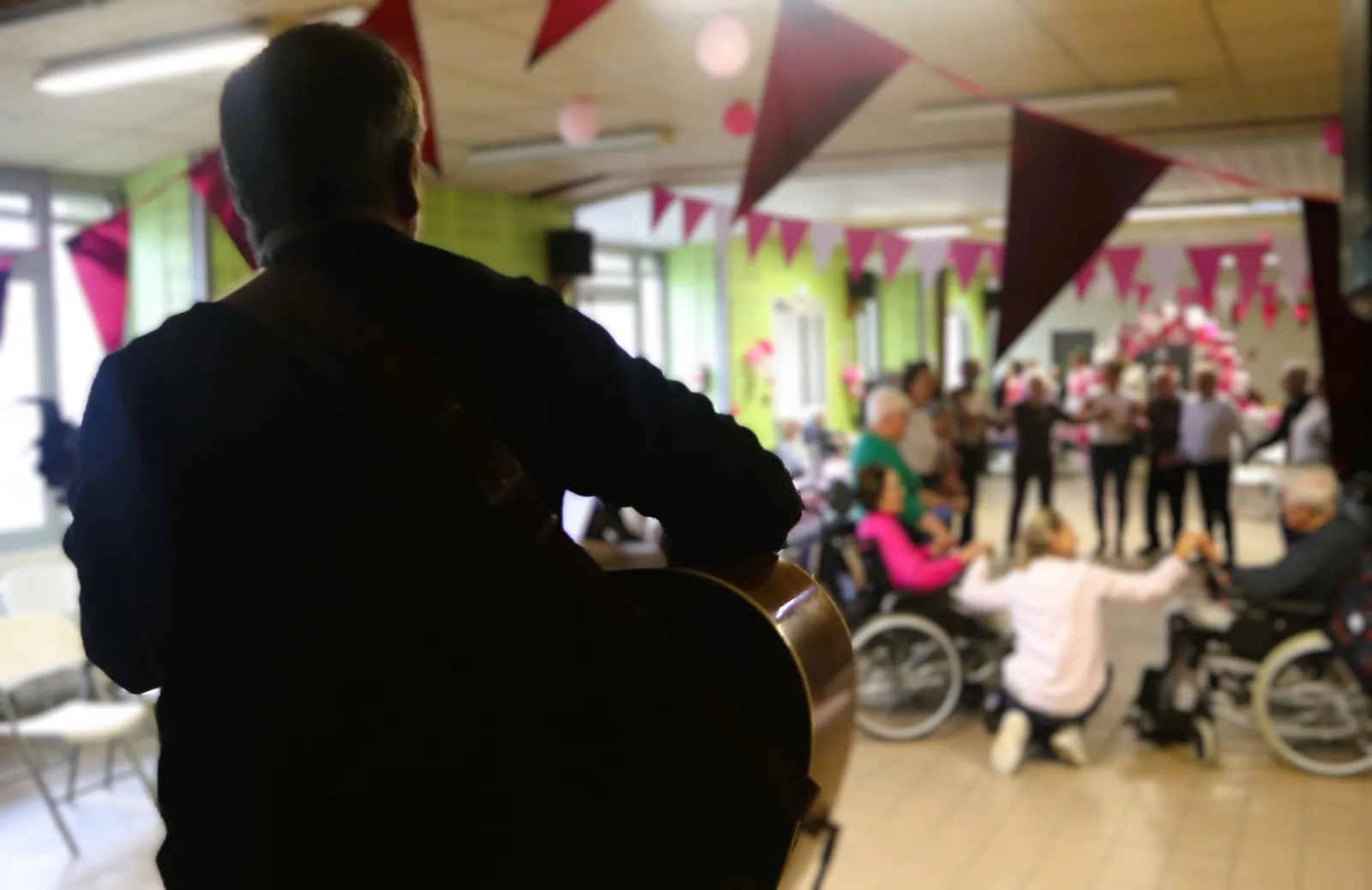 La Résidence Les Jardins de Loulay se mobilise : quand la solidarité fait danser toutes les générations.