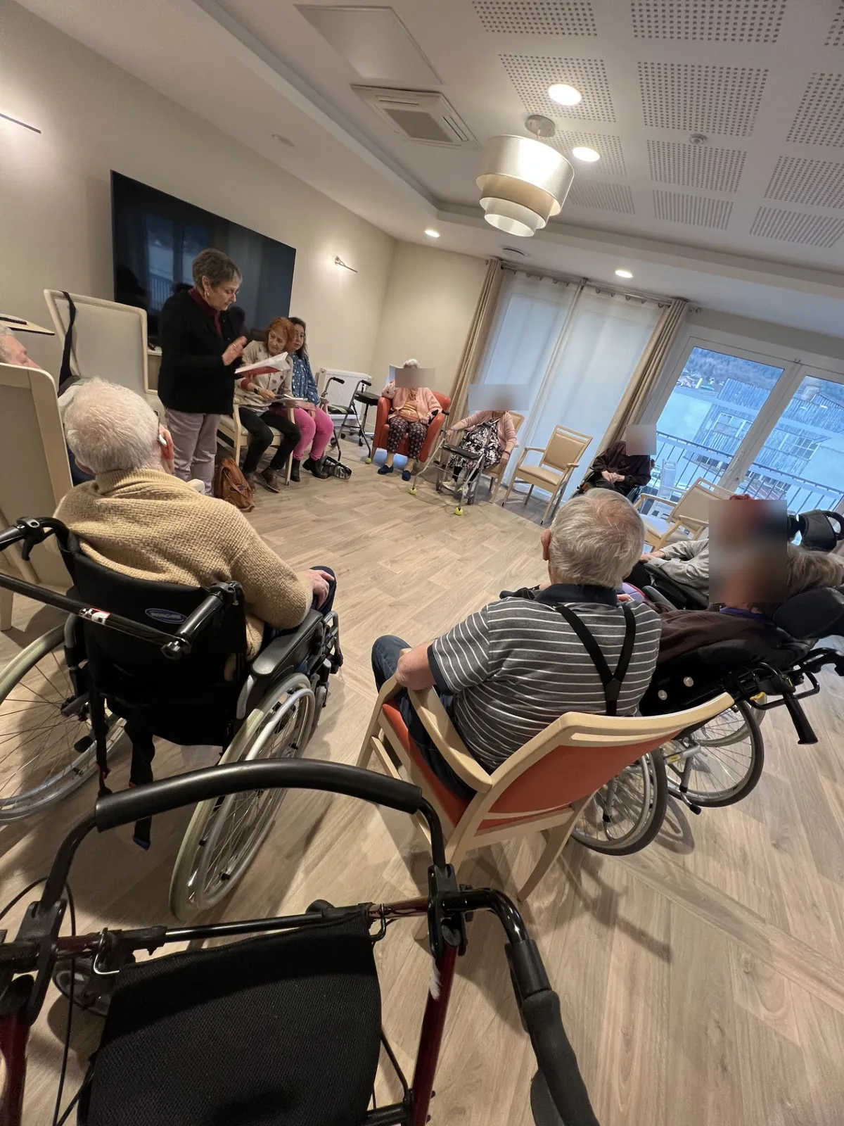 Visite de la bibliothèque de OYONNAX au sein de l'ehpad 