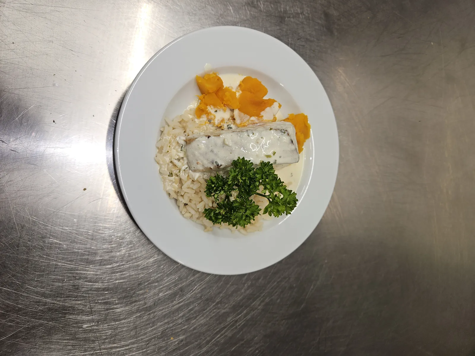 Lieu noir sauce crème crustacé riz pilaf potiron rôti 