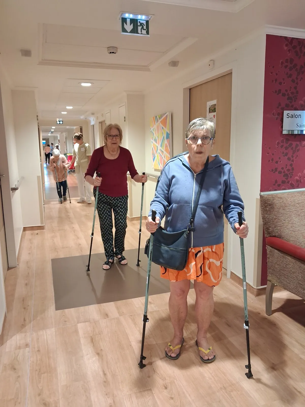 La marche nordique fait son chemin à la résidence !