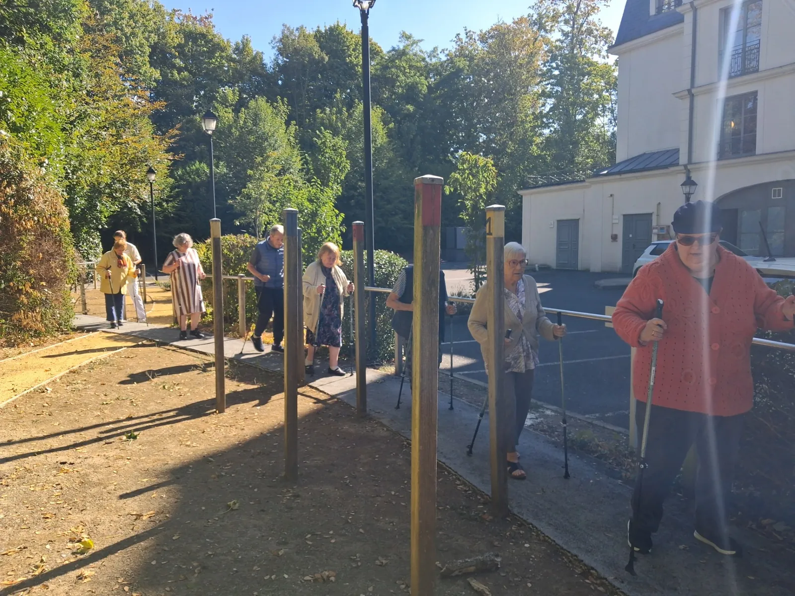 La marche nordique fait son chemin à la résidence !