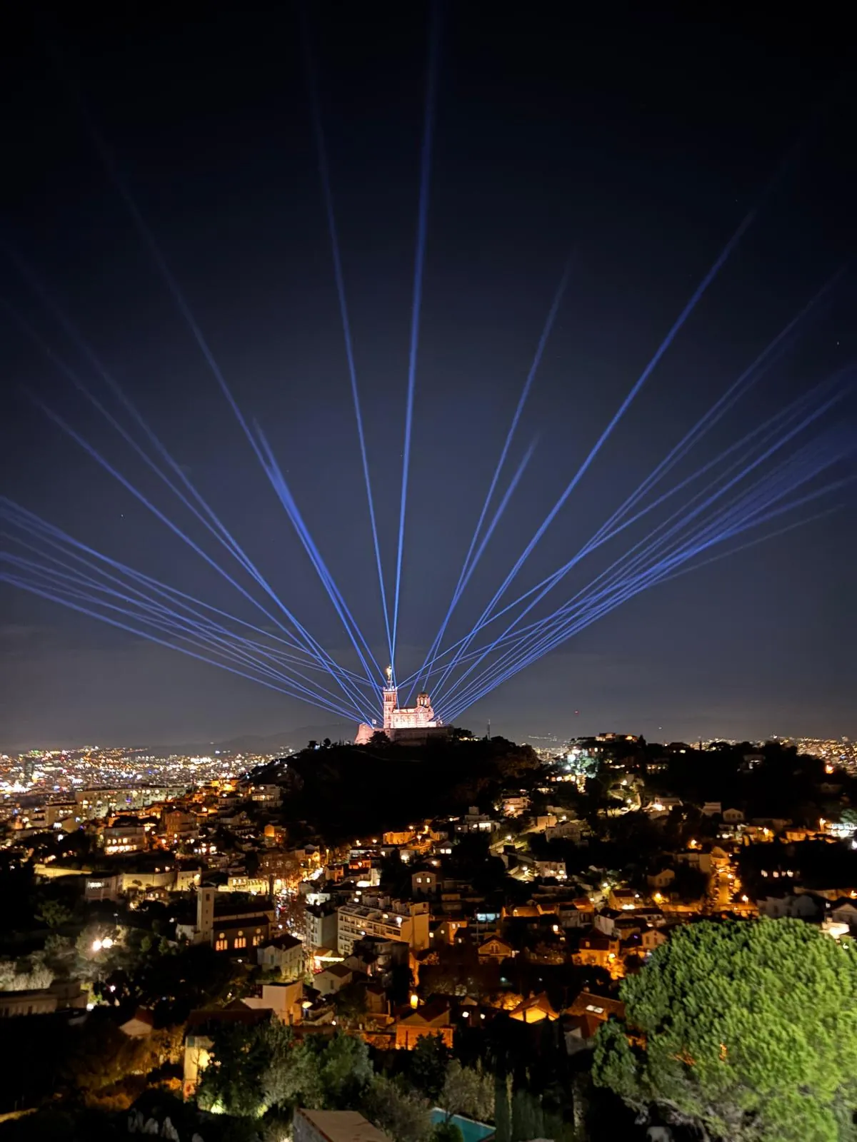 Un spectacle son et lumière exceptionnel à Notre Dame de la Garde pour nos résidents !