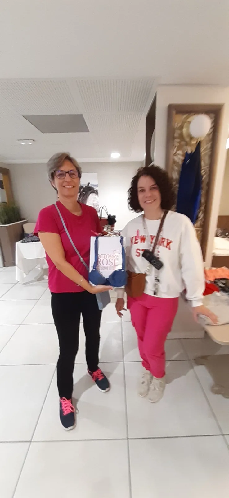 Vente solidaire au profit d’Octobre Rose : un bel après-midi de partage à la résidence