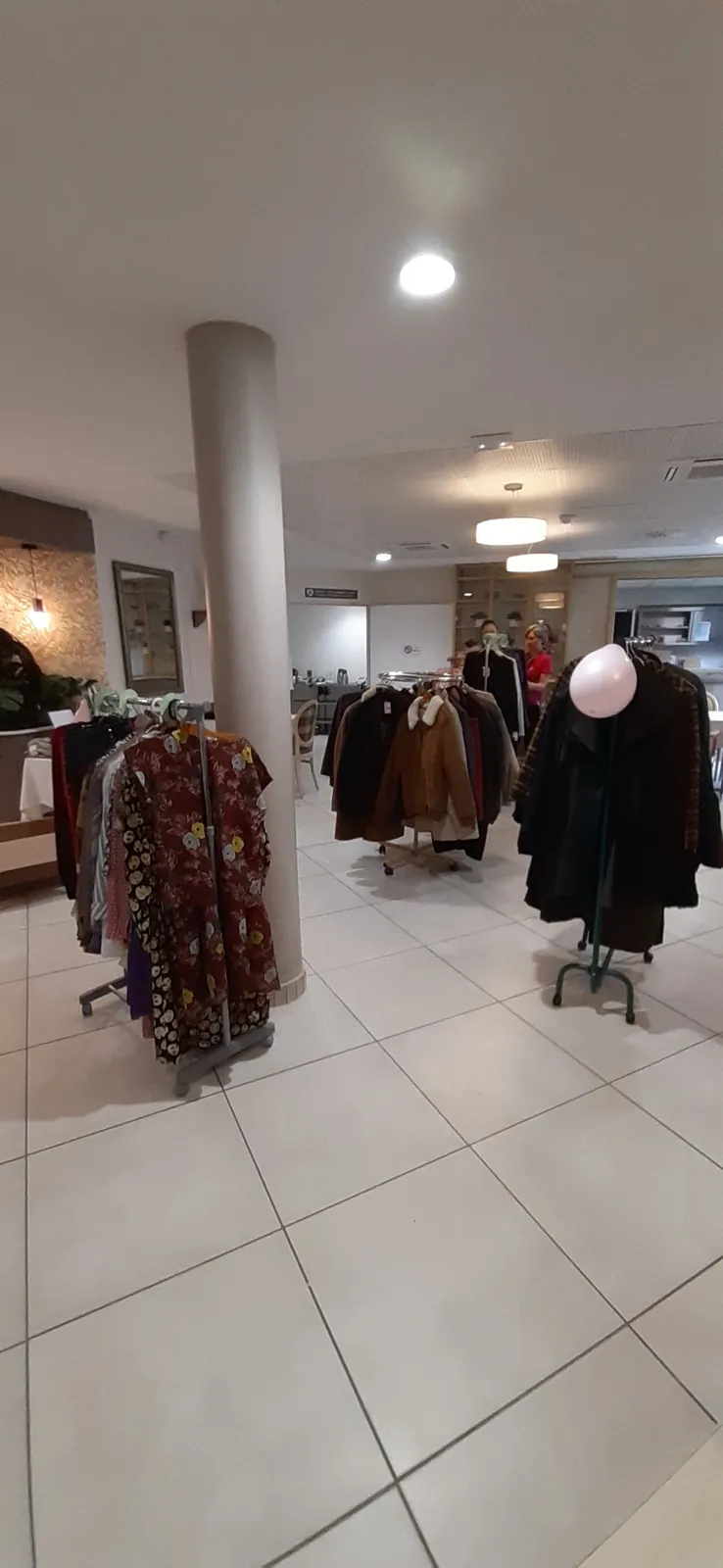 Vente solidaire au profit d’Octobre Rose : un bel après-midi de partage à la résidence