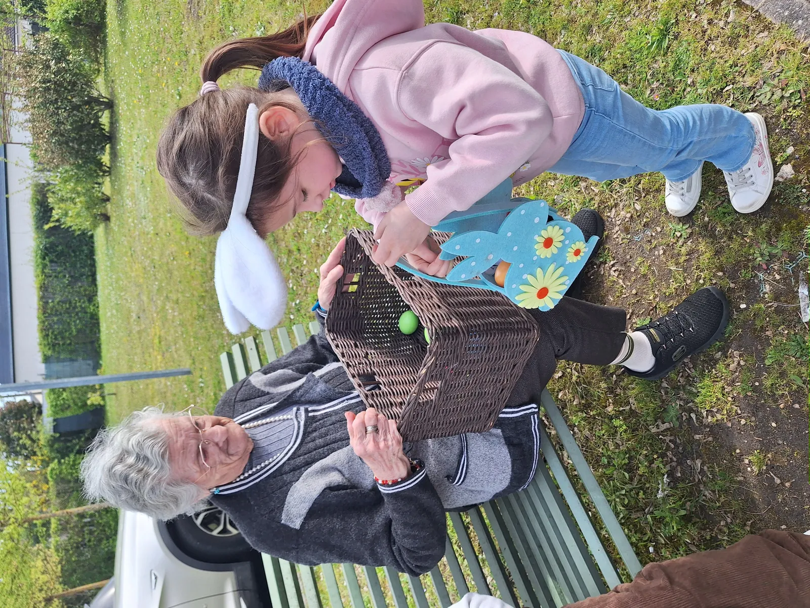 Chasse aux œufs avec le enfants du personnel 