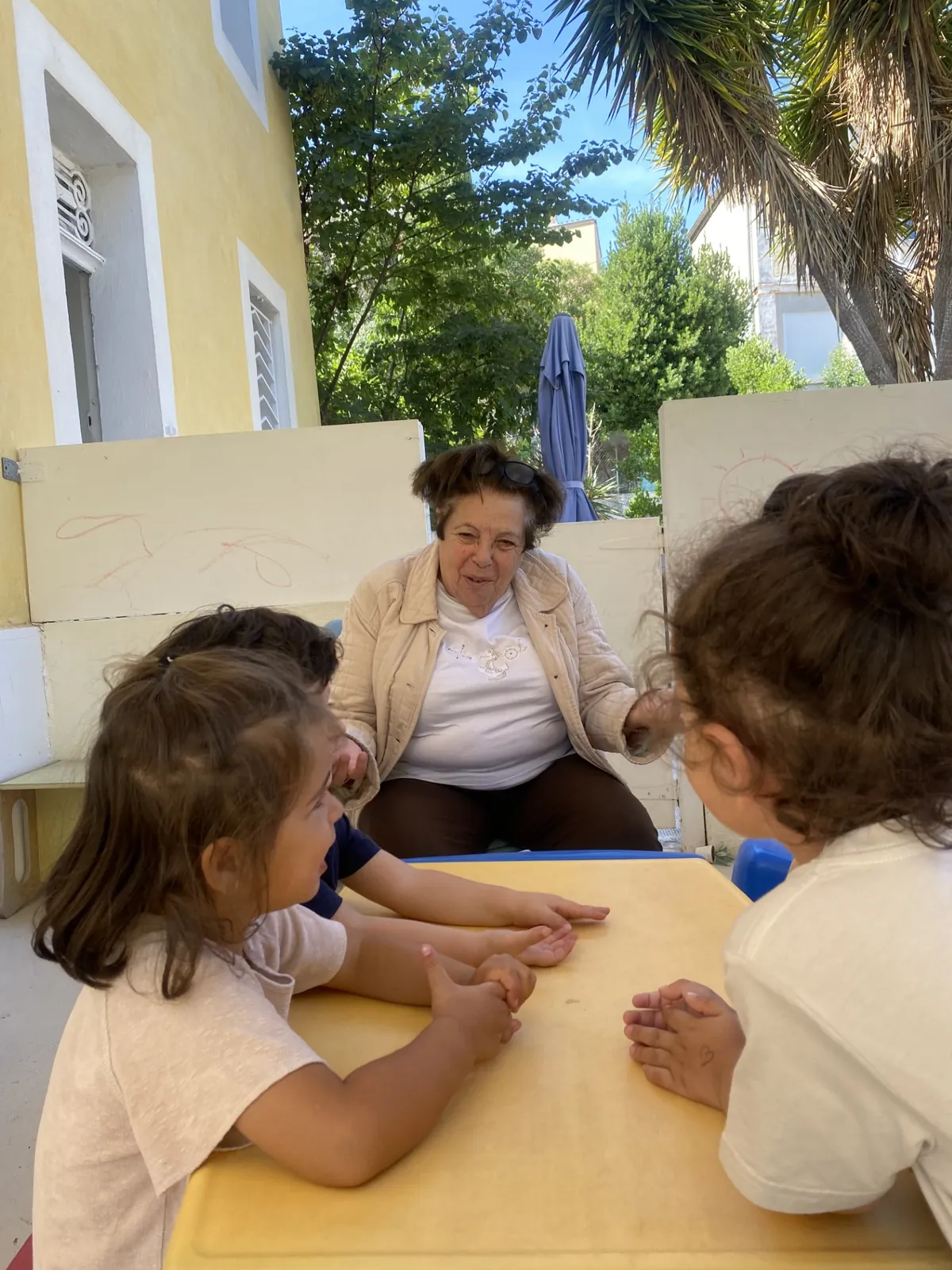 "Les résidents du soleil du Roucas blanc à la crèche les ptits Soleil: une matinée pleine de vie et de douceur"