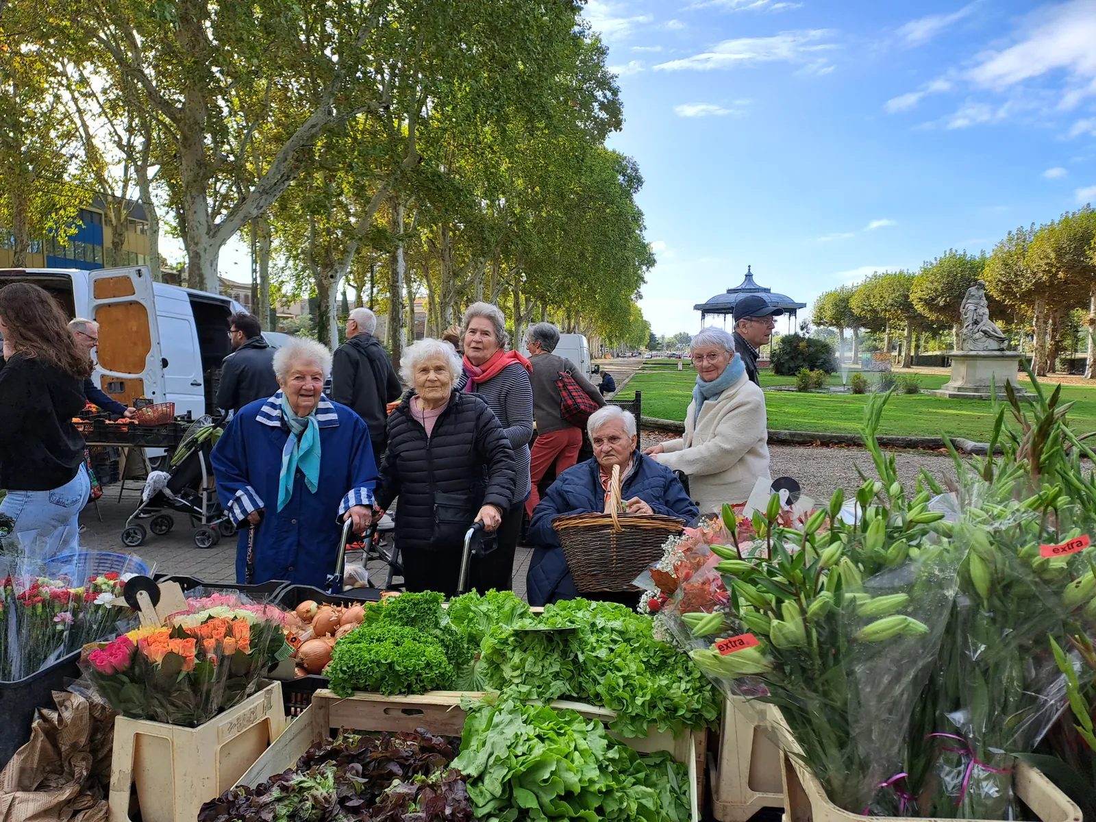 Les résidents de Saint-Jean vont au marché place Jasmin d'Agen
