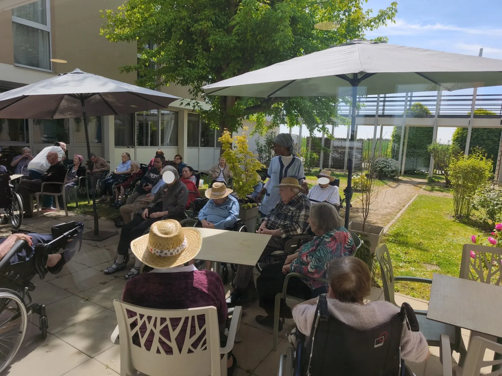 Un week-end ensoleillé et festif à la Résidence : musique, rires et partage au jardin