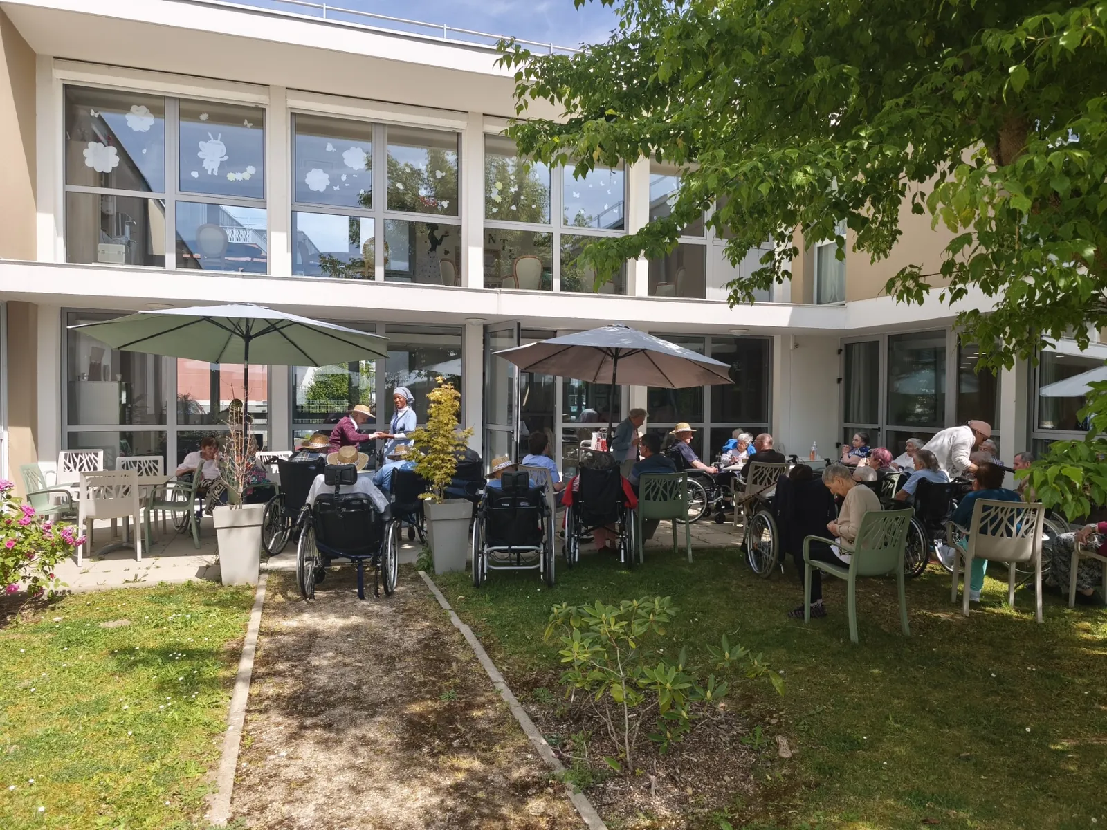 Un week-end ensoleillé et festif à la Résidence : musique, rires et partage au jardin