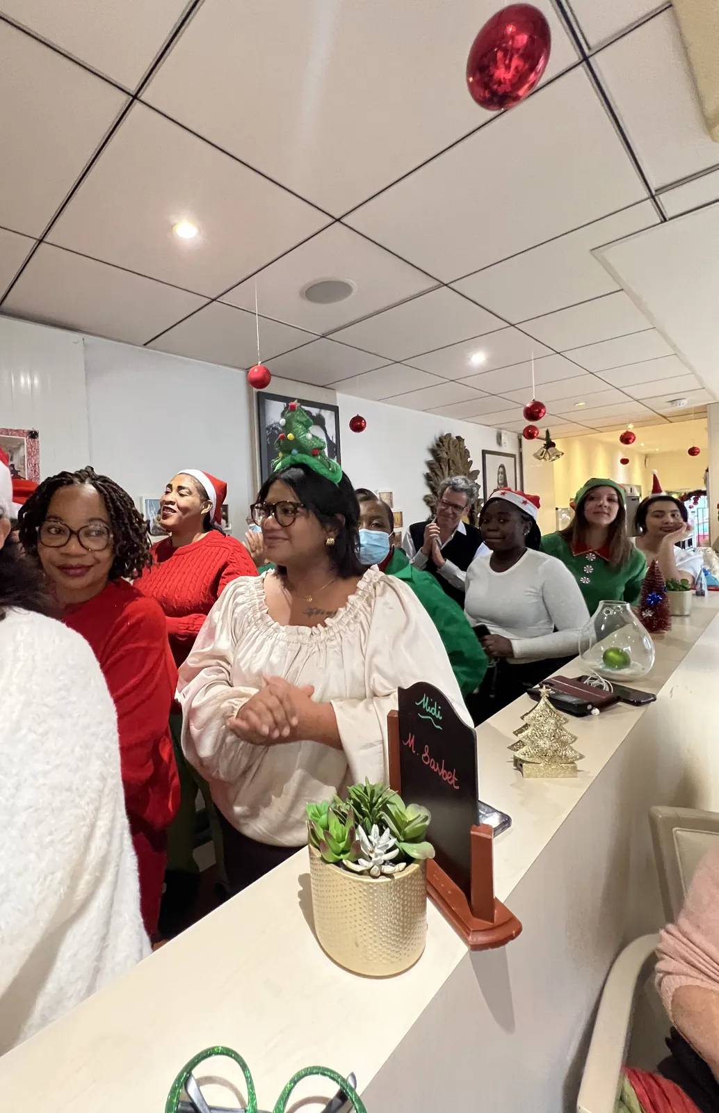 LE DÉFILÉ DES MARINES, DONNE LE TON A CETTE FIN D’ANNÉE 2023 QUI S’ANNONCE TRÈS FESTIVE 
