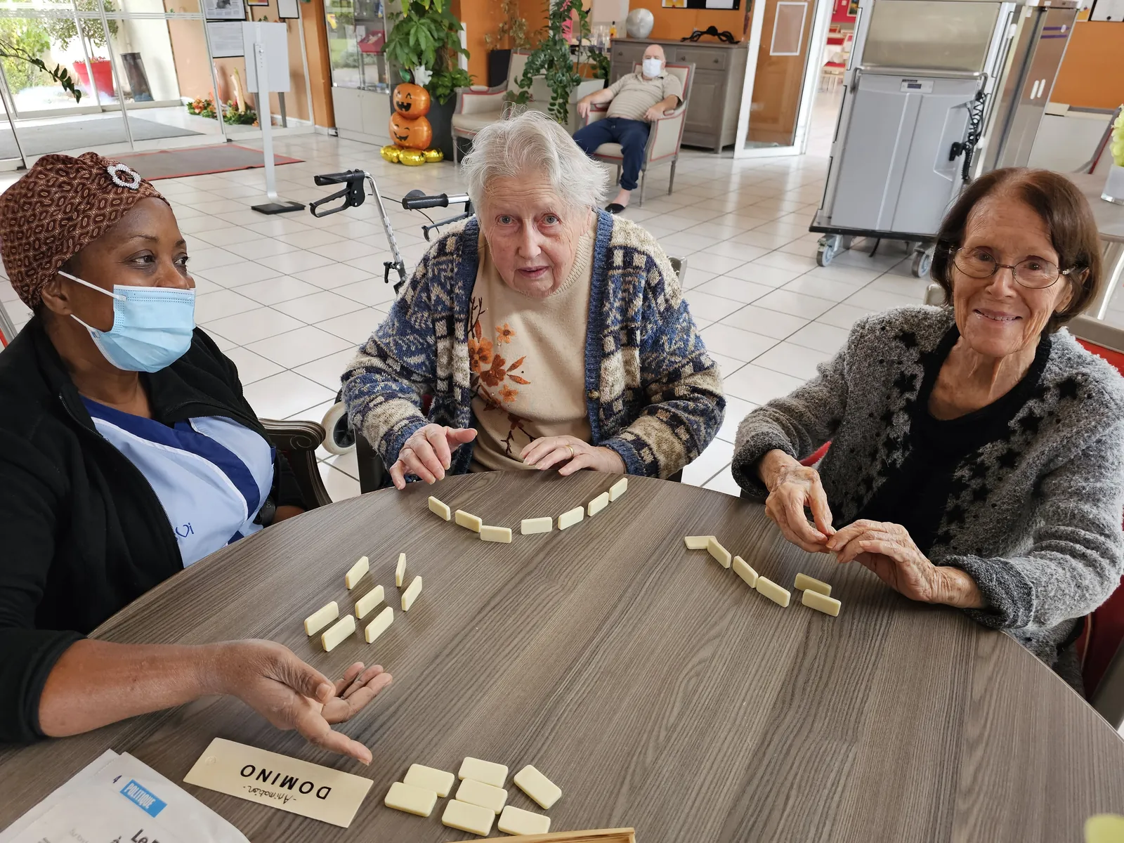 Jeux de société avec les aides soignantes 