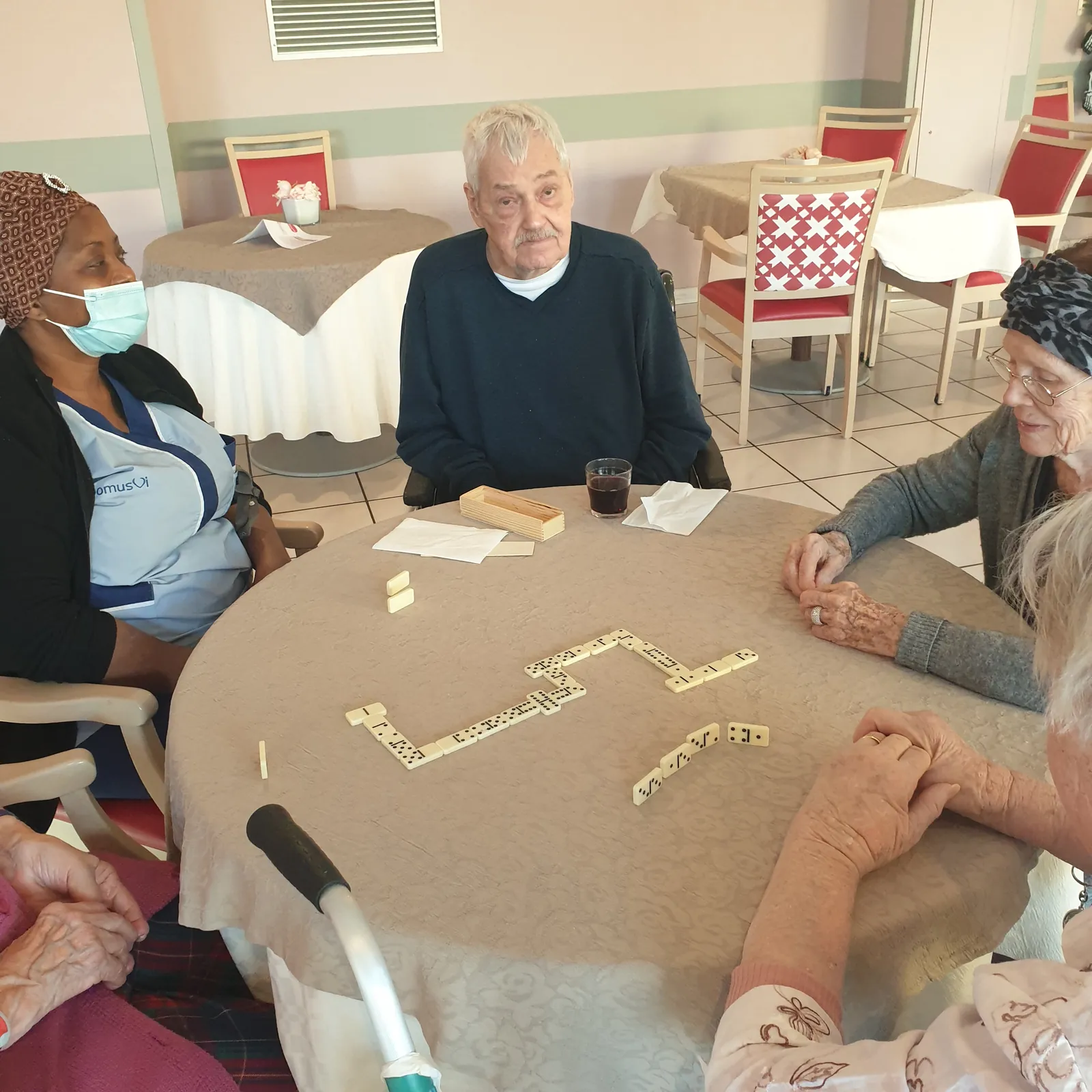 Jeux de société avec les aides soignantes 