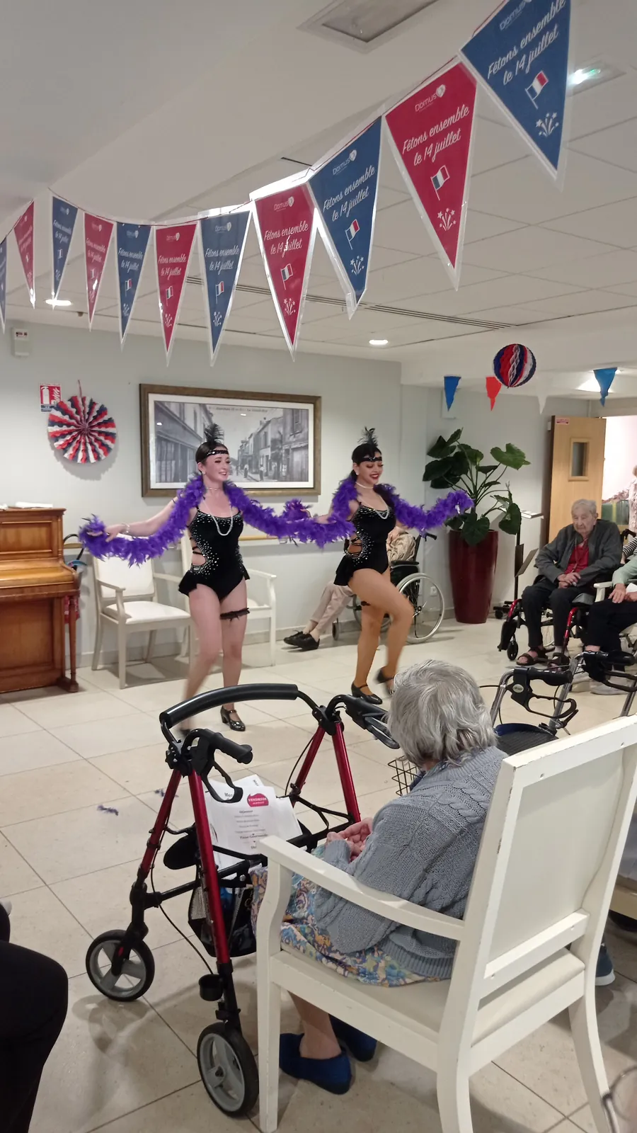  Célébration du 14 Juillet avec un Spectacle de French Cancan ! 