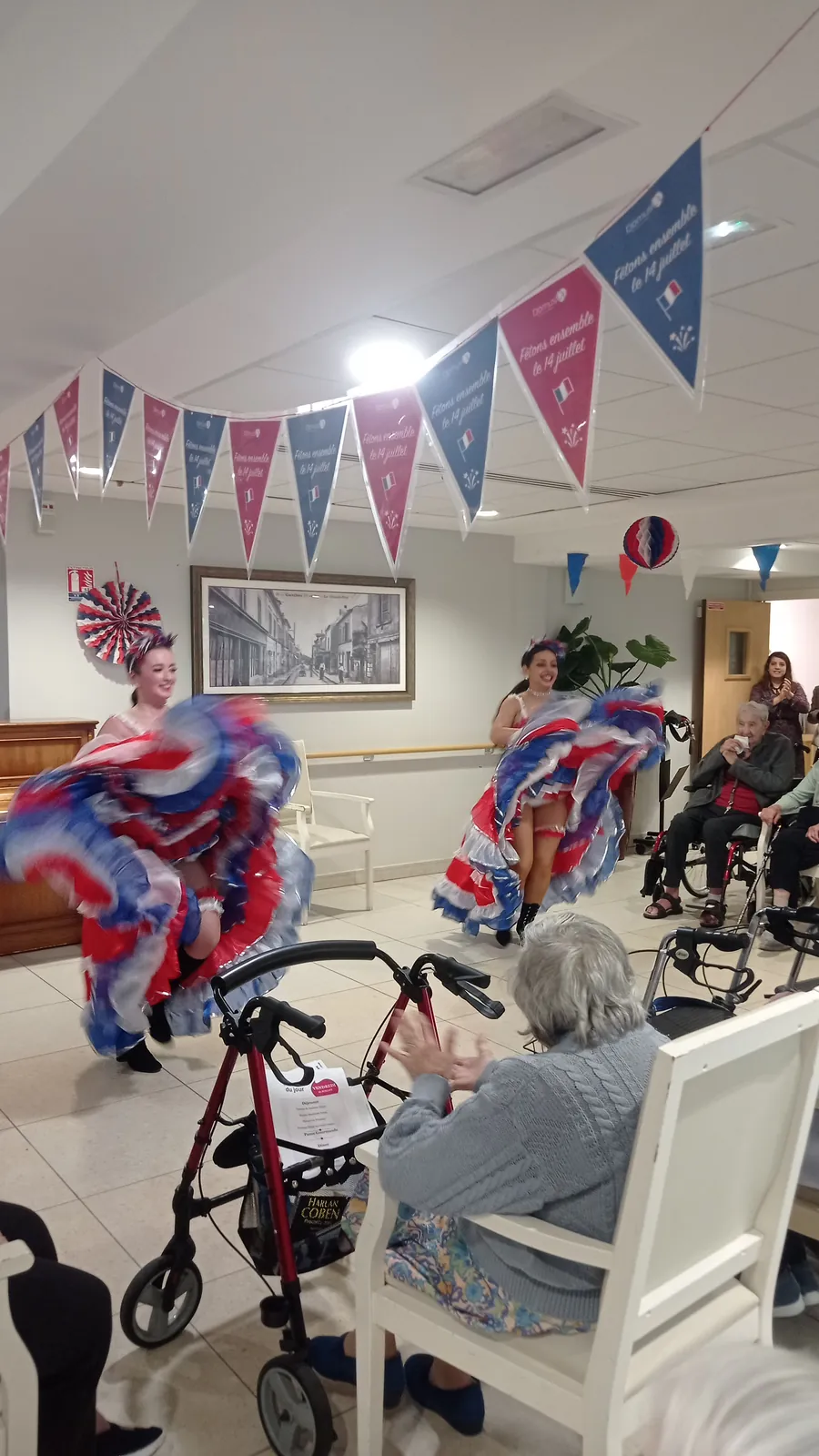  Célébration du 14 Juillet avec un Spectacle de French Cancan ! 