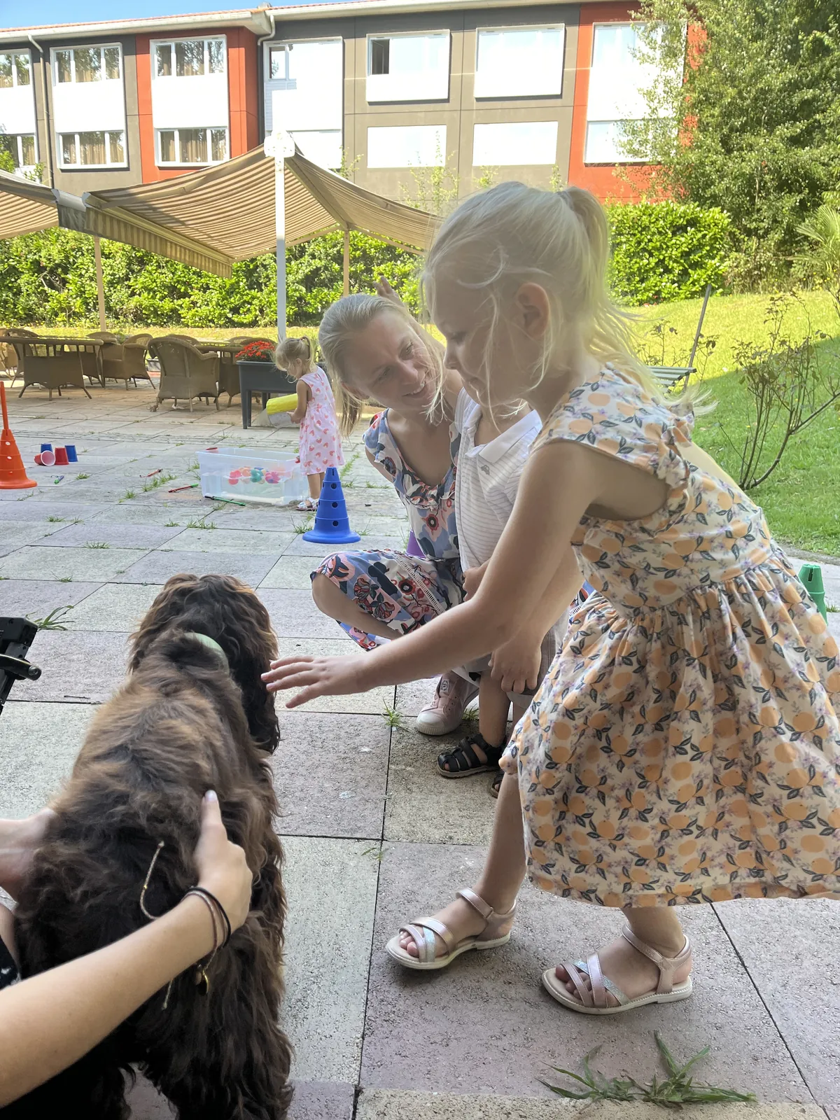 Un air de kermesse s'installe ce matin sur la terrasse avec Natacha, assistante maternelle et de ses petits bouts